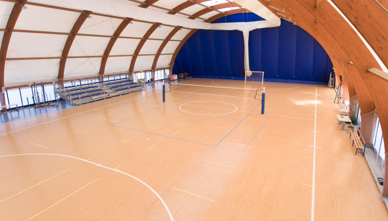 Realizzare un campo da pallavolo indoor: consigli per scegliere la pavimentazione  sportiva, SpazioMondo