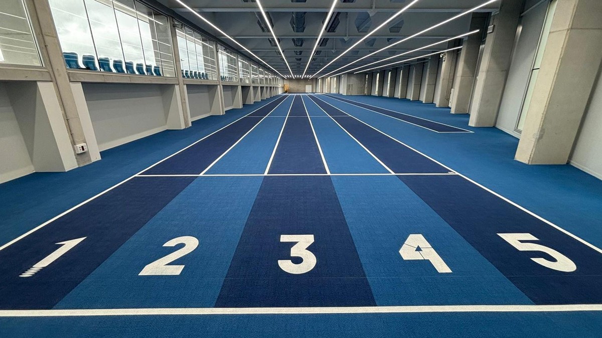 Pamplona estrena en Larrabide un completo módulo cubierto de atletismo con pavimento y asientos de Mondo 